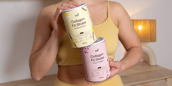 Frau hält nu3 Collagen Fit Shake 