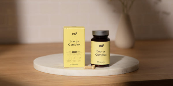 nu3 Energy Complex Kapseln auf dem Tisch