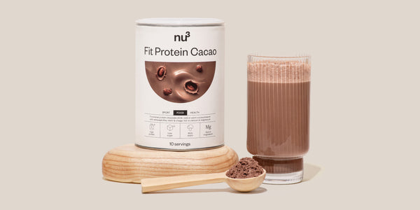 nu3 Fit Cacao neben Glas